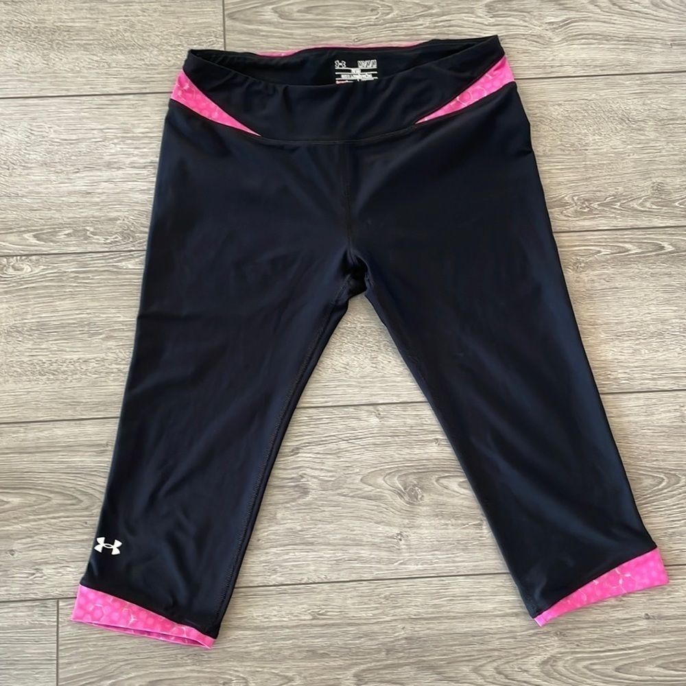 EC Under Armour Black / Pink Fitted Cropped Leggings - Size M